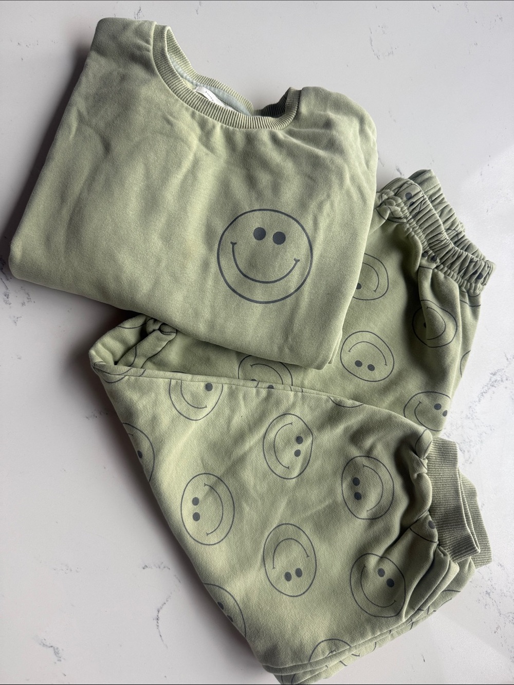 Indy and Pippa Smiley Jogger Set sweatshirt and sweatpants Green Color Size 6T